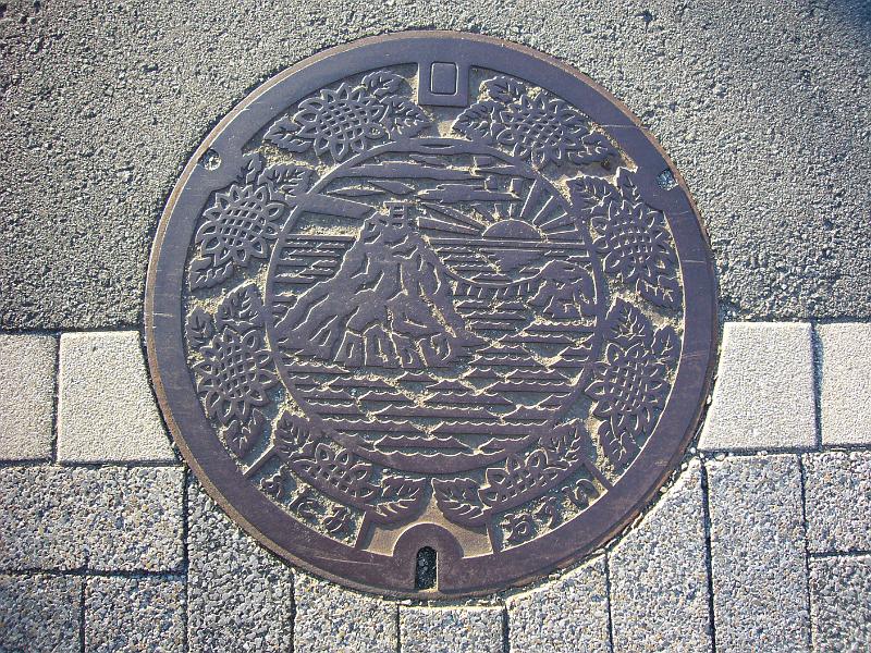 foto_20081112_1550_01.jpg - [de]Futami Kanaldeckel.[en]Futami sink covers.