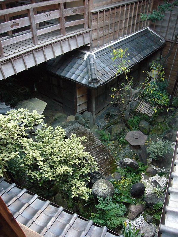 foto_20081112_1618_01.jpg - [de]Ein Blick in den Garten unseres Ryokans.[en]View of the inside garden of our ryokan.