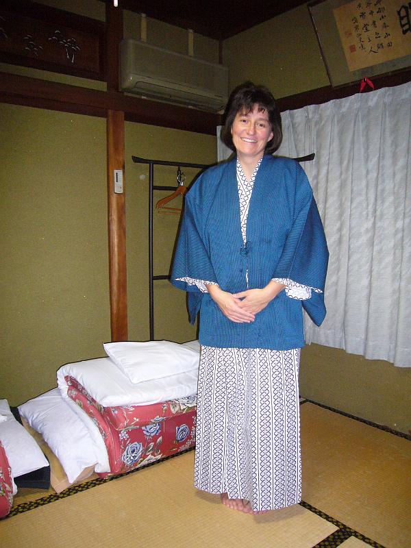 foto_20081112_2050_01.jpg - [de]Antje probiert die Yukata mit Tanzen (Übermantel).[en]Antje is trying the yukata and tanzen.
