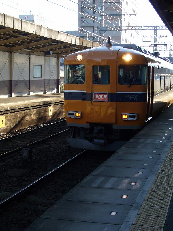 foto_20081113_0814_01.jpg - [de]Unser Zug nach Nagoya fährt ein.[en]Our train to Nagoya is arriving at the station.