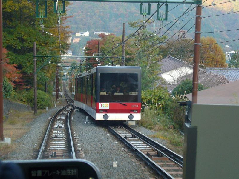 foto_20081113_1542_02.jpg - [de]Und da kommt auch schon der Gegenzug.[en]And then the two cars are passing each other.