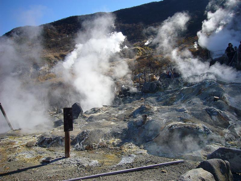 foto_20081114_1007_01.jpg - [de]Bei den vielen heißen Gasen ist genug Energie vorhanden um ein paar Eier zu kochen.[en]With all the hot steam coming out of the ground, there's enough heat to cook a few eggs.