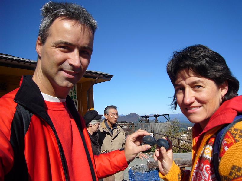 foto_20081114_1021_02.jpg - [de]Und dann die schwarzen Eier stossen, solange sie noch warm sind.[en]And then we enjoy the black eggs while they're still hot.