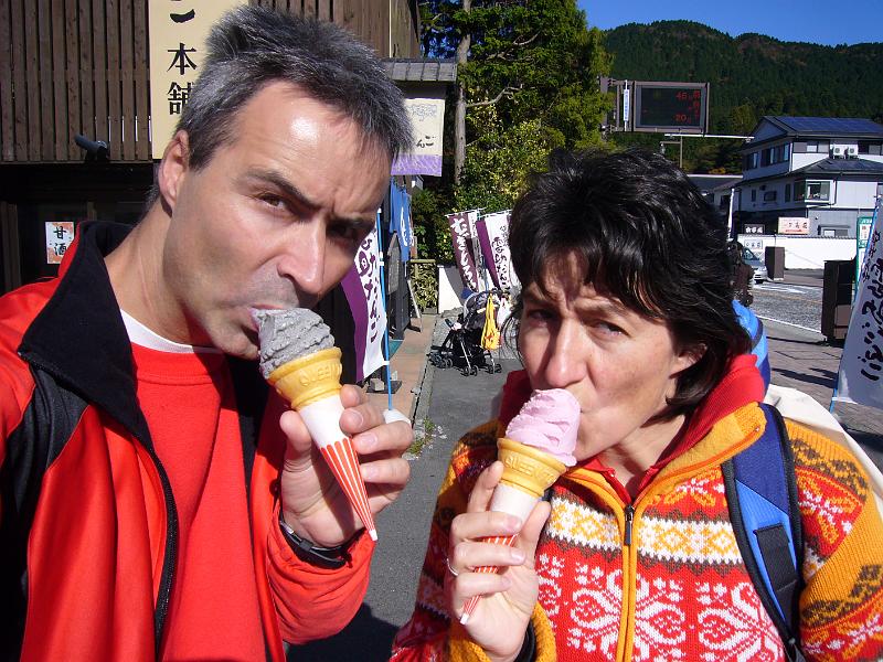 foto_20081114_1242_01.jpg - [de]Hmm, lecker Eis: schwarzer Sesam und Traube.[en]Hmmh, great ice cream: black sesame and grape.