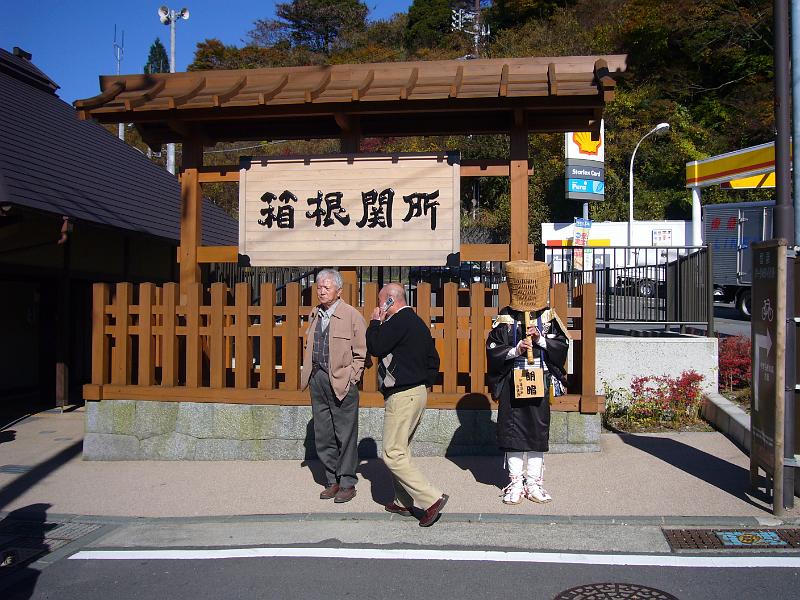 foto_20081114_1246_01.jpg - [de]Der Mann rechts möchte sein Gesicht nicht zeigen, aber nicht weil er so schlecht auf der Flöte spielt.[en]Tradtitional dress of the musician - maybe because he's playing so badly?