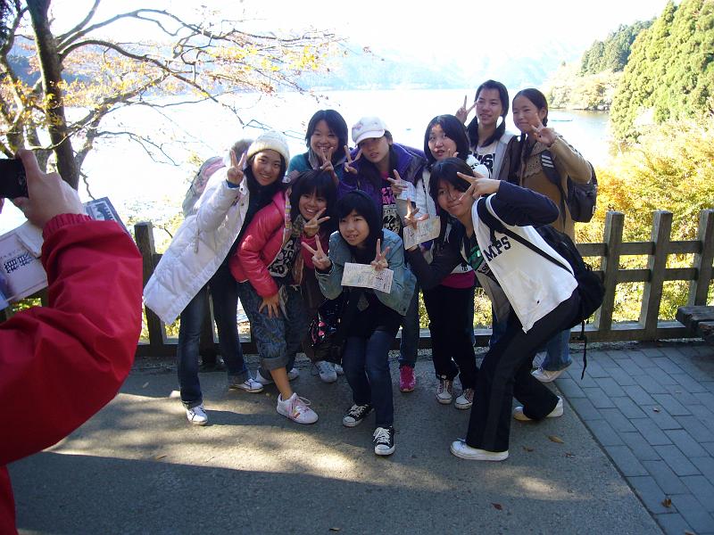 foto_20081114_1318_01.jpg - [de]So sieht ein typisches japanisches Gruppenbild aus.[en]That's a typical Japanese group photo.