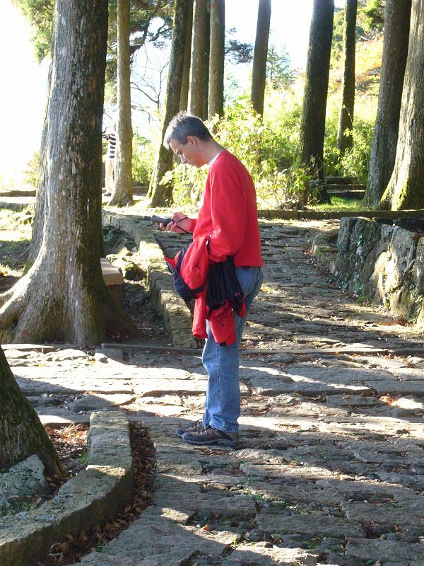 foto_20081114_1436_02.jpg - [de]So GPS einschalten und Cache suchen (leider nicht gefunden).[en]Looking for a cache - unfortunately we didn't find it.