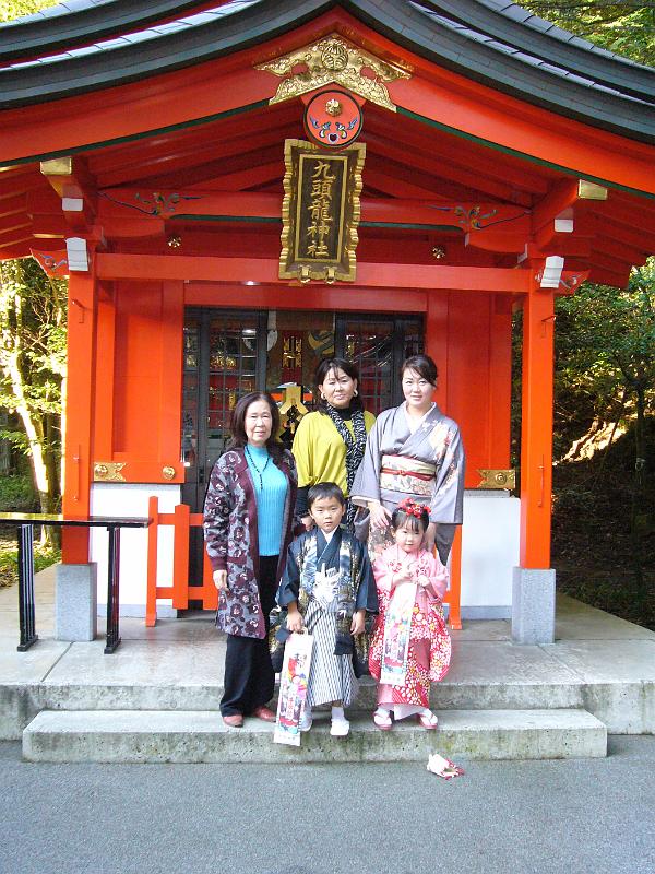 foto_20081114_1506_01.jpg - [de]Shichi-Go-San Familienbild.[en]It's Shichi-Go-San (7-5-3) time again.