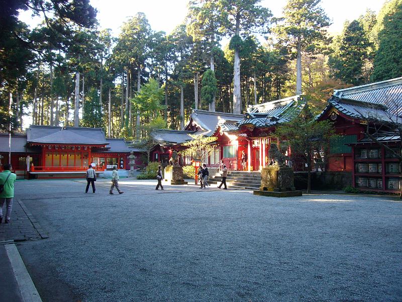 foto_20081114_1509_01.jpg - [de]Eingangsbereich zum Hauptschrein.[en]Nice plaza at the shrine.