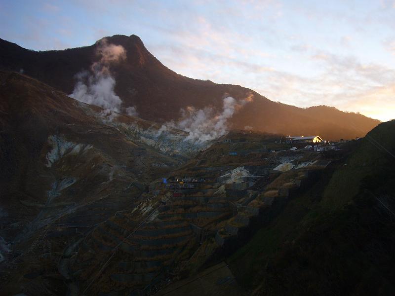 foto_20081114_1629_01.jpg - [de]Und auch am Owakudani Grat.[en]It's beautiful as well up here at Owakudani ridge.