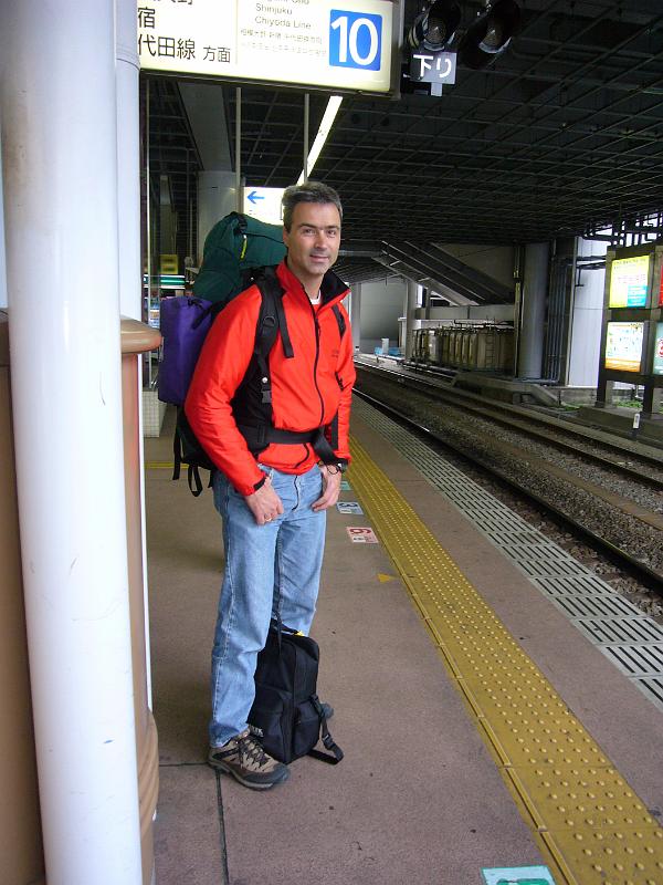 foto_20081115_0846_01.jpg - [de]Warten auf den Zug nach Shinjuku.[en]We're waiting for the train to Shinjuku.