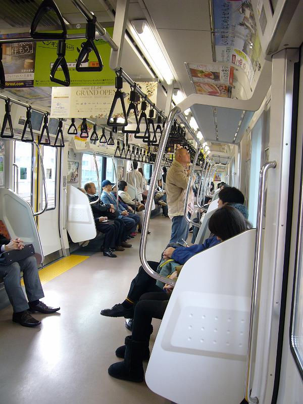 foto_20081115_1109_01.jpg - [de]Mit dem Nahverkehrszug geht es zu Tokyo Hauptbahnhof.[en]On the local train to Tokyo main station.