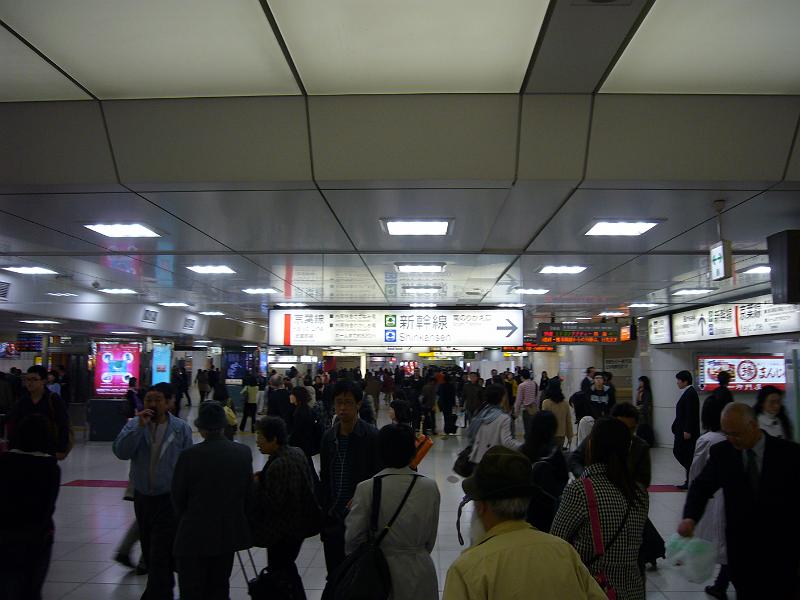foto_20081115_1129_01.jpg - [de]An Tokyo Hauptbahnhof ist, wie immer, die Hölle los.[en]Tokyo station is buzzing, as always.