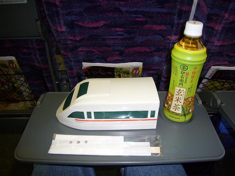 foto_20081115_1149_01.jpg - [de]So jetzt erst mal was zum Mittagessen - aus der Romance-Car Bento Box.[en]Time for lunch - out of the Romance Car bento box.