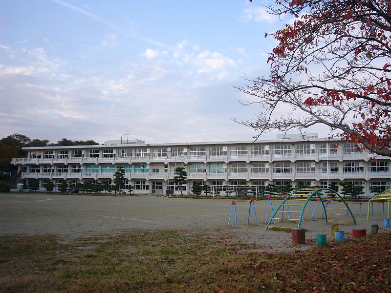 foto_20081115_1456_01.jpg - [de]Die Schule mit Sportplatz und vielen hübschen Bäumchen.[en]Local school building with soccer field lined with trees.