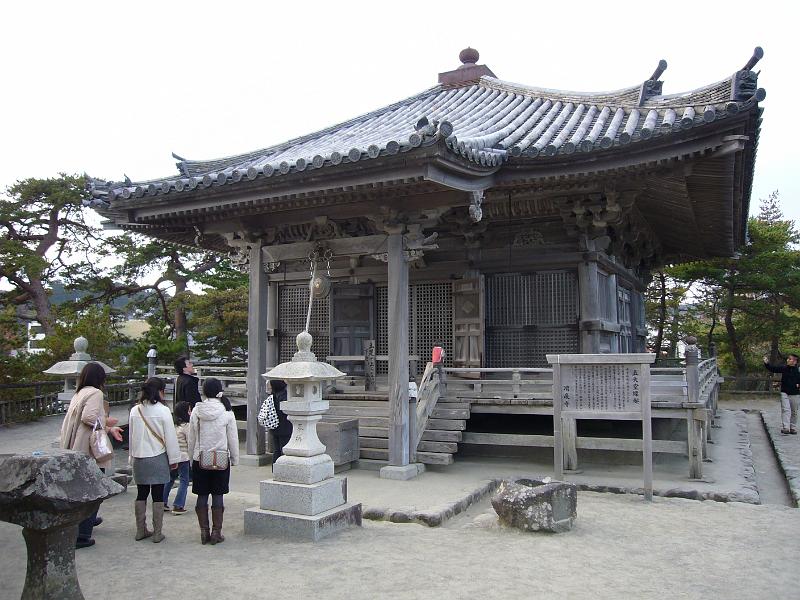 foto_20081115_1510_03.jpg - [de]Ein kleiner Schrein am Aussichtspunkt.[en]Small shrine at the viewing point.