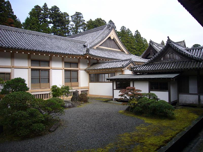 foto_20081115_1534_03.jpg - [de]Frisch renovierte Gebäude.[en]Newly renovated building on the temple grounds.