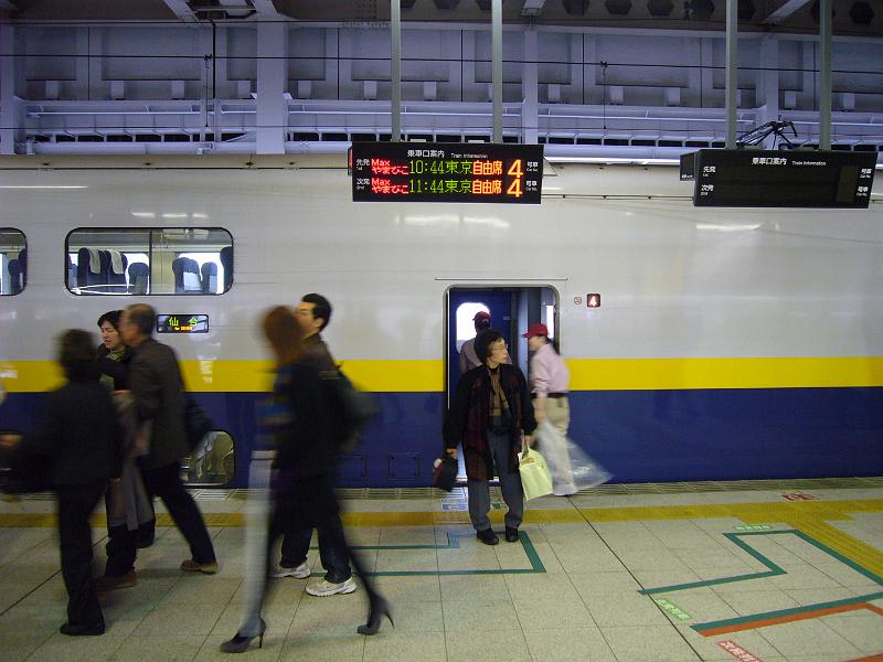foto_20081116_1016_01.jpg - [de]Kaum sind die letzten Passagiere ausgestiegen, stürmen die Putzkolonnen den Shinkansen.[en]The cleaning crew enters the train as soon as the last passenger has left.