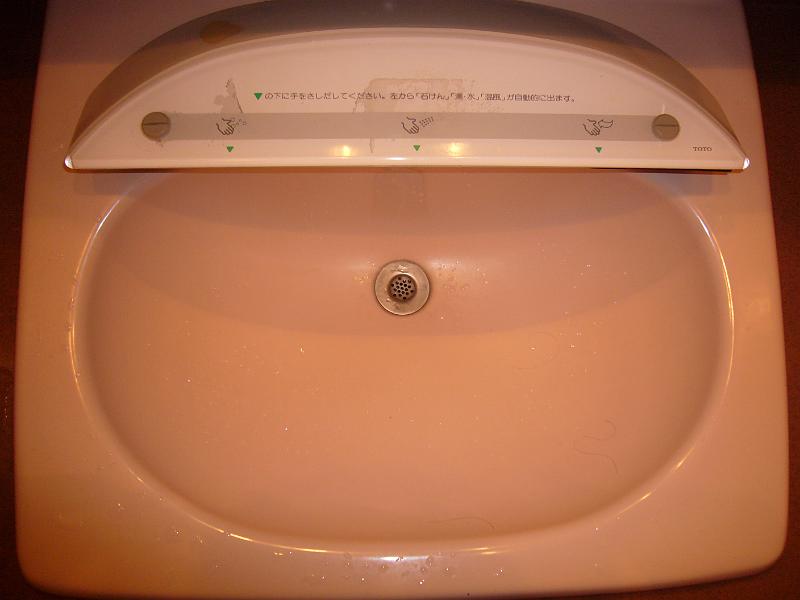 foto_20081116_1110_01.jpg - [de]Und vollautomatische Waschbecken (Wasser, Seife, Fön).[en]And even a fully automatic washing basin including a fan.