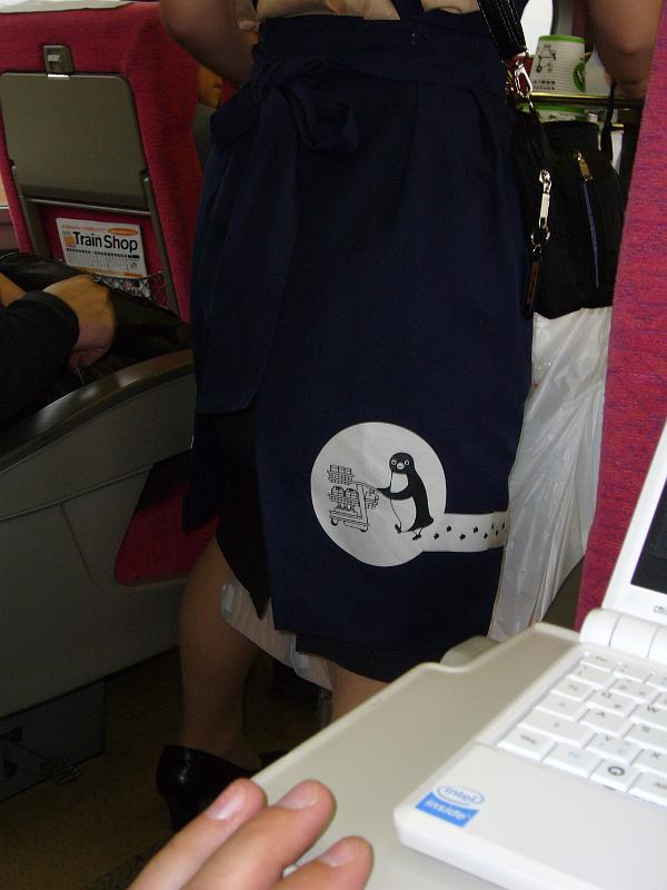 foto_20081116_1133_01.jpg - [de]Die Dame mit der Minibar hat einen süssen Pinguin auf der Schürze.[en]The minibar server has a funny penguin on her skirt.