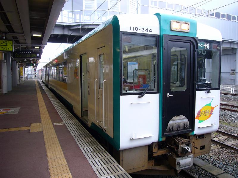 foto_20081116_1242_02.jpg - [de]Ok, diese soll es sein, es steht Naruko-Onsen dran.[en]Looks like it will be this train, it says "Naruko-Onsen".