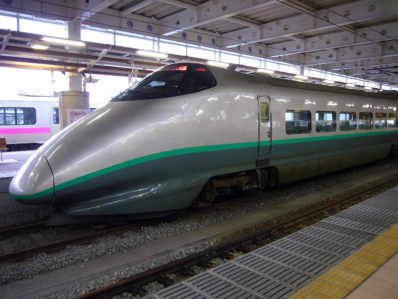 foto_20081116_1245_02.jpg - [de]Man kann um den ganzen Shinkansen herumgehen.[en]You can walk around the whole Shinkansen train at this station.