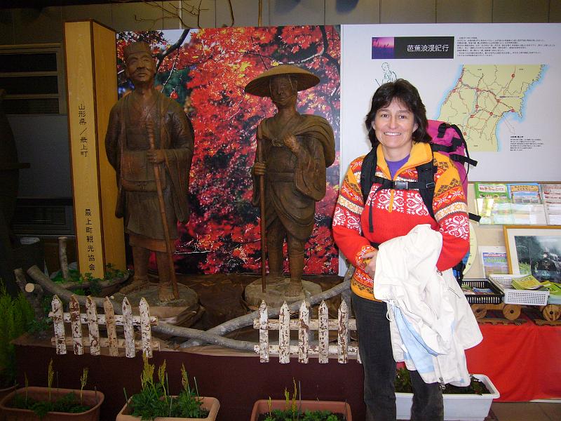 foto_20081116_1246_01.jpg - [de]Die zwei Jungs links sind aus der Gegend um Shinjo.[en]Antje is posing with some local guys for a photo.