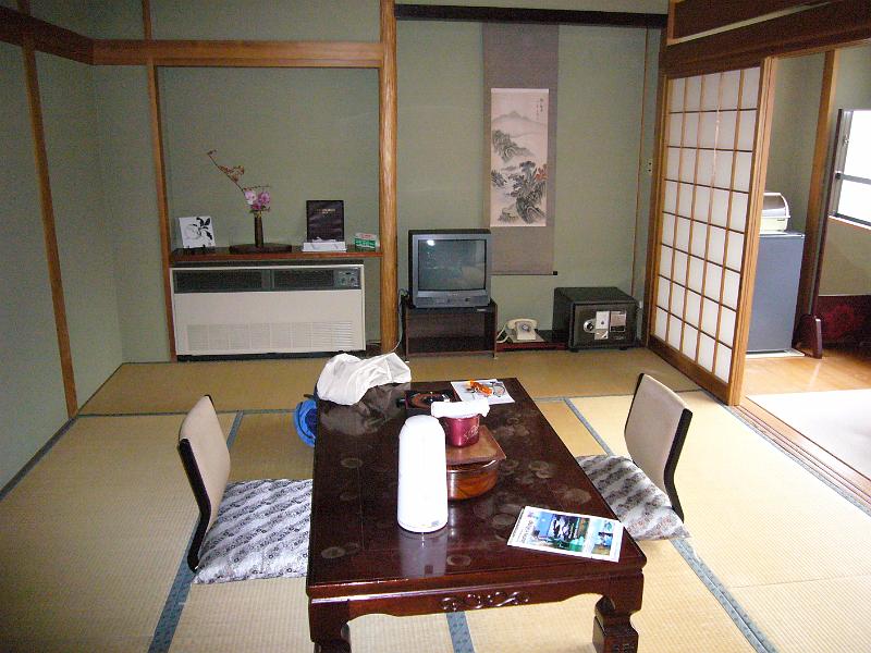 foto_20081116_1426_02.jpg - [de]Ankunft im Ryokan Bentenkaku in Naruko-Onsen.[en]This is our room at the ryokan Bentenkaku in Naruko.