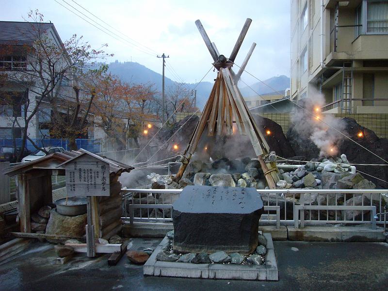 foto_20081116_1614_01.jpg - [de]Überall sprudelt und brodelt es.[en]This town has steaming sources everywhere.