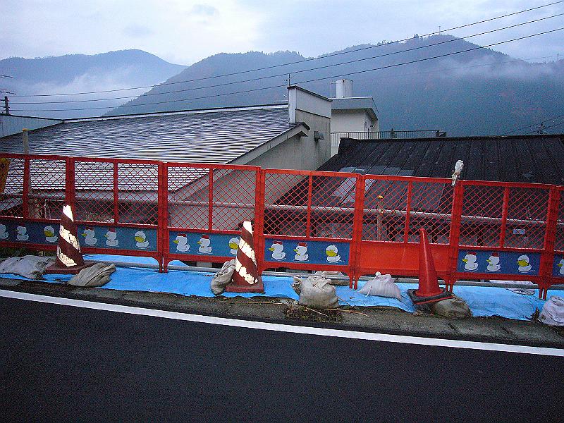 foto_20081116_1619_03.jpg - [de]Aber die Entchen auf der Baustellenabsperrung sind trotzdem nett.[en]At least they have some funny ducks on the construction fence.