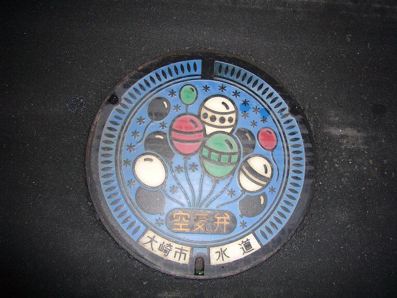 foto_20081116_1621_01.jpg - [de]Die Ballone auf dem Kanaldeckel haben zwar nichts mit dem Ort direkt zu tun, sehen aber trotzdem gut aus.[en]And they feature balloons on the manhole covers.