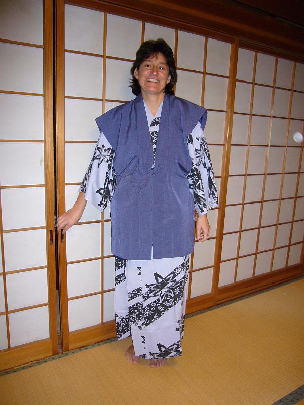 foto_20081116_1727_02.jpg - [de]Abendrobe für den Weg zum Außenbad.[en]Dressing up for the night at the ryokan.