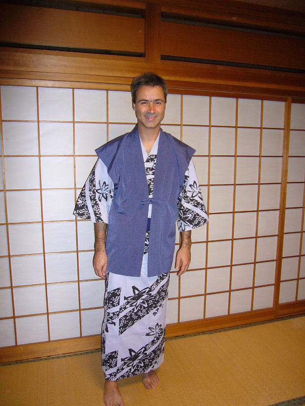 foto_20081116_1728_01.jpg - [de]Jetzt kann's losgehen.[en]Ready to go to the hot spring at our ryokan.