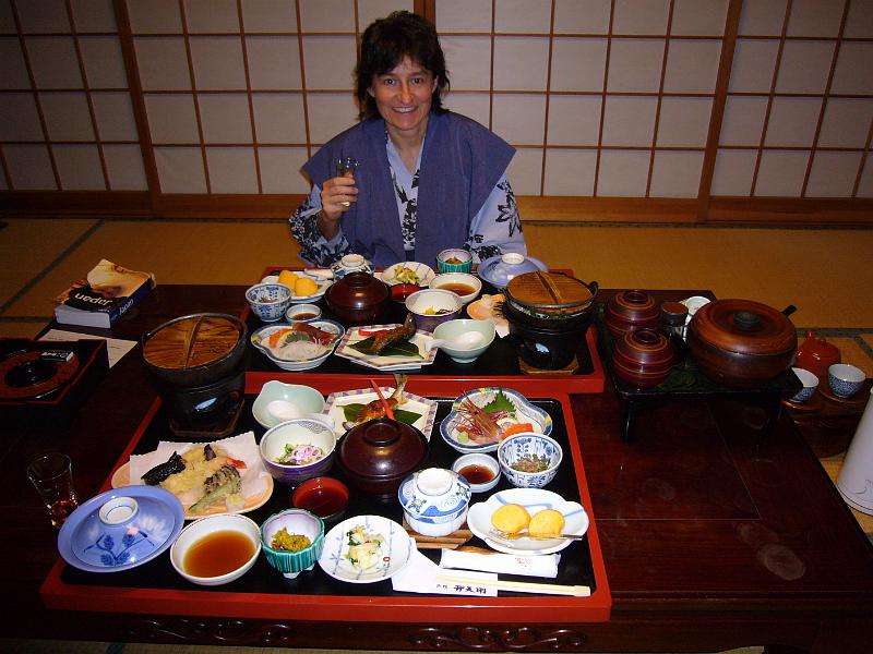 foto_20081116_1829_01.jpg - [de]Wir haben schon Hunger, aber das sieht schon nach gewaltig viel aus.[en]Well, we were hungry, but that looks like a huge amount of delicious food.