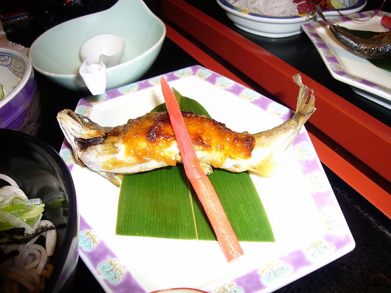 foto_20081116_1836_01.jpg - [de]Der Fisch war die größte Herausforderung, wie man ihn essen soll.[en]This fish was our largest challenge about how it should be eaten.