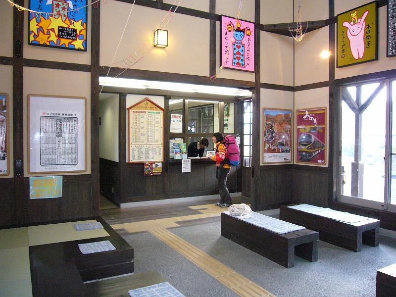 foto_20081117_0819_02.jpg - [de]Da macht das Warten Spass.[en]In that setting, waiting for your train is no longer boring.