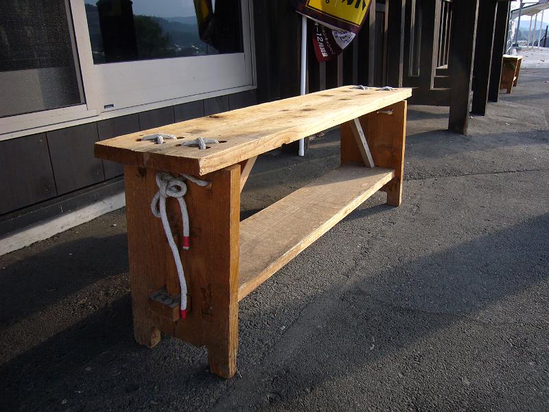 foto_20081117_0822_02.jpg - [de]Man kann Bänke auch zusammenbinden.[en]This is an alternative to put together a bench - by ropes!