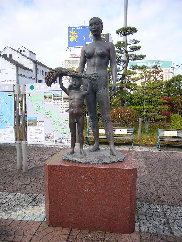 foto_20081117_0913_01.jpg - [de]Moderne Kunst am Bahnhof von Furukawa.[en]We have a stop-over at Furukawa station and discover the local art display.