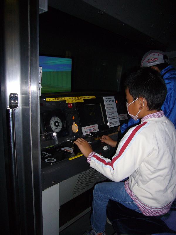 foto_20081117_1302_01.jpg - [de]Viele Fahrsimulatoren für die Kleinen.[en]The kids enjoy the train simulators.