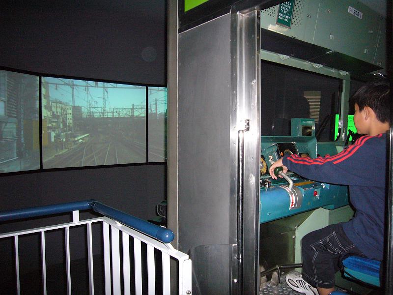 foto_20081117_1306_01.jpg - [de]Oder man fährt die Yamanote Linie in Tokyo entlang.[en]This simulator is travelling along the Yamanote line in Tokyo.