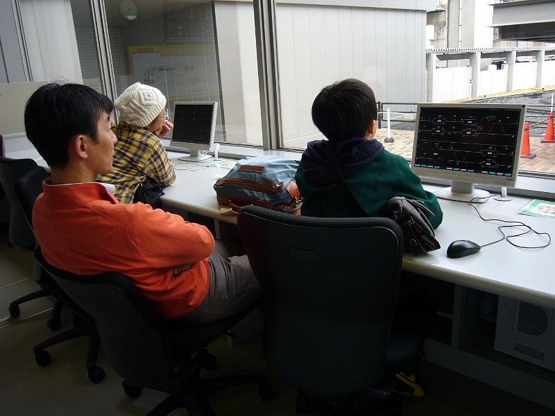 foto_20081117_1318_01.jpg - [de]Hier kann sitzt man im Stellwerk für die kleinen Selbstfahrzüge.[en]Railway control center for the kids trains.