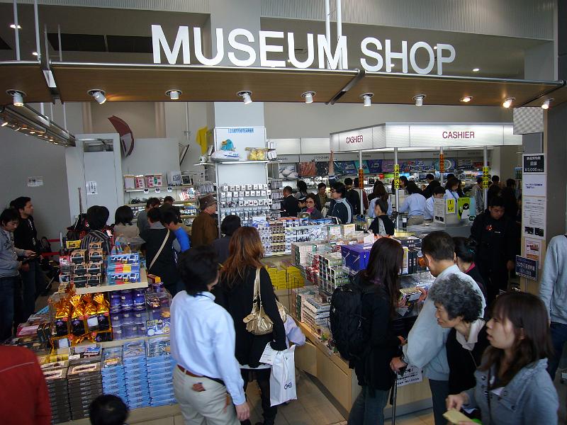 foto_20081117_1320_01.jpg - [de]Ordentliches Gedrängel im Museumsshop.[en]And a huge crowd is shopping at the museum's shop.