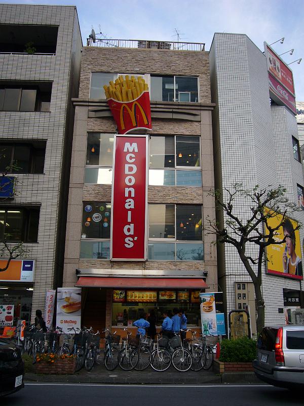 foto_20081117_1522_01.jpg - [de]Lustige Reklame für den McDonalds in Omiya.[en]Funny McDonalds sign with fries.