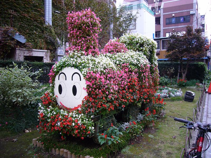 foto_20081117_1534_01.jpg - [de]Thomas the train aus Blumen.[en]Thomas the train as a large flower display.