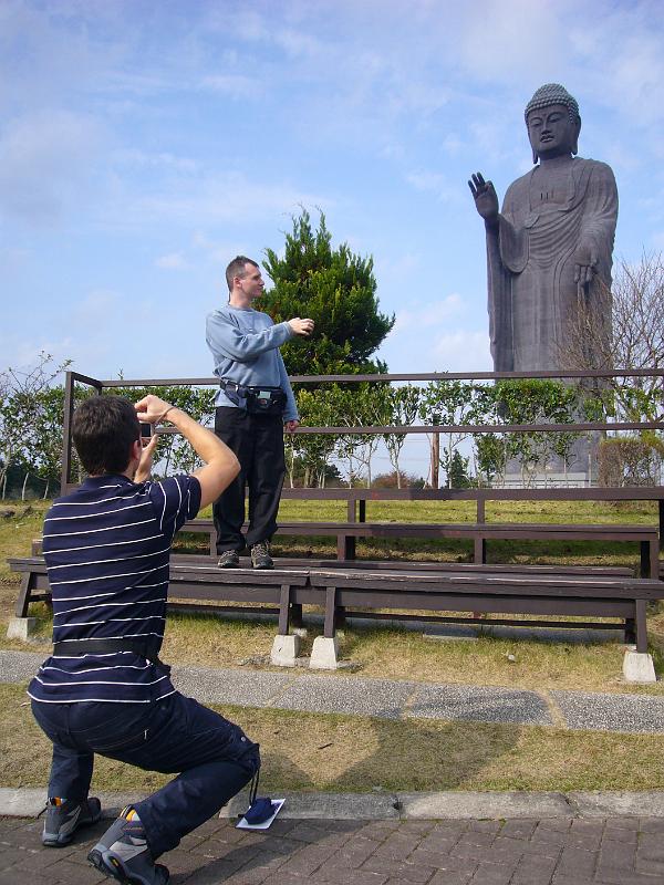 foto_20081118_1242_01.jpg - [de]Davide gibt ihm gerade die Hand, zumindest auf dem Foto.[en]Davide is shaking hands with the Buddha, at least on the photo that Francesco was taking.