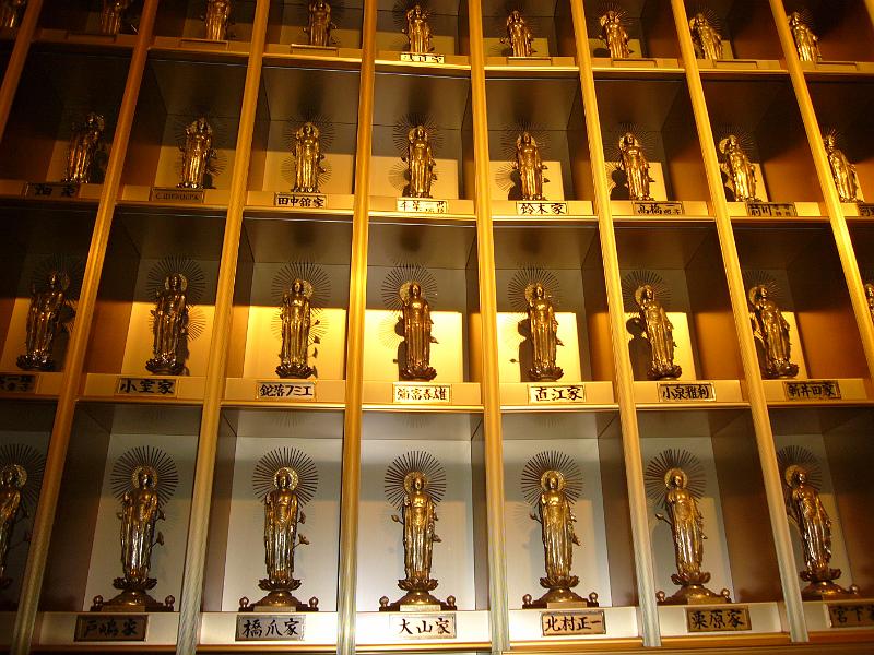 foto_20081118_1328_02.jpg - [de]Jeder, der was auf sich hält, spendiert einen kleinen goldenen Buddha.[en]This gallery displays all the donated golden Buddhas.