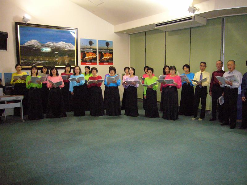 foto_20081119_1853_01.jpg - [de]Zum Empfang in Haga singt der lokale Chor ein paar Lieder.[en]The Haga choir is giving us a nice reception.