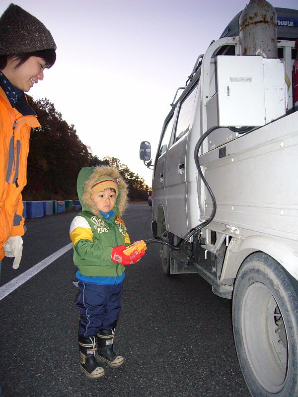 foto_20081121_0614_01.jpg - [de]Nur 2 Jahre und 8 Monate alt und möchte schon alles selber steuern, der junge Mann.[en]My young Japanese friend, he's 2 years and 8 months old and knows everything about crewing.