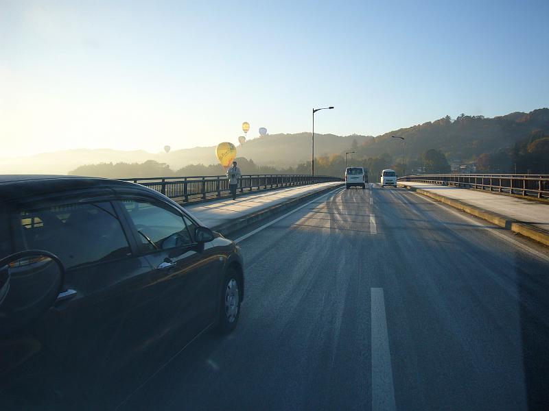 foto_20081121_0703_02.jpg - [de]Die Brücke über den Fluss ist sogar mit einer dünnen Eisschicht bedeckt, so kalt ist es heute früh.[en]This morning was really cold, as you can see from the ice on the bridge.