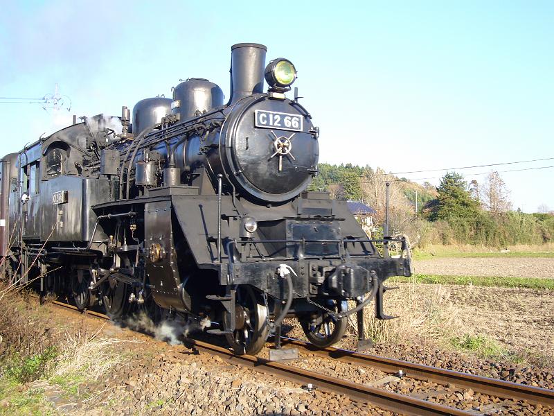 foto_20081121_1444_01.jpg - [de]Genau, eine Dampflok.[en]Right so, a wonderful steam train heading for Motegi.